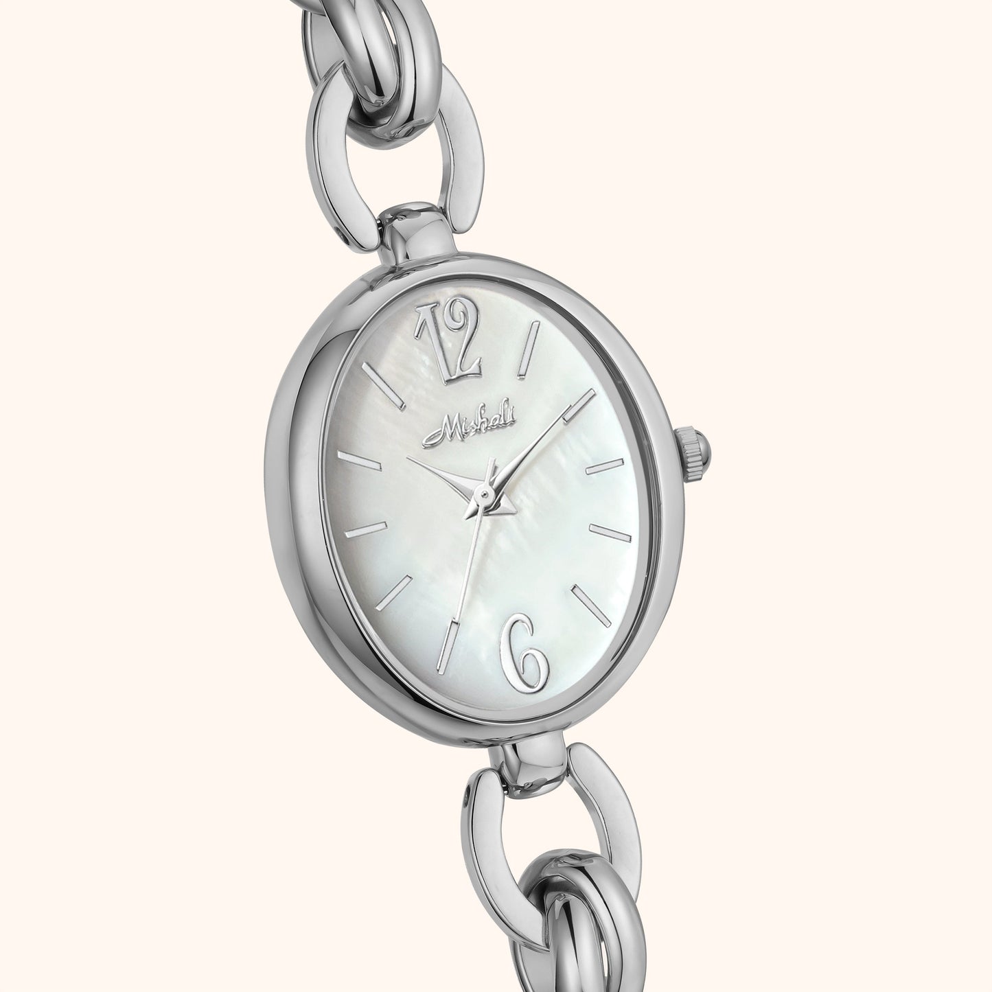 Elegant silverfärgad klocka med berlocker