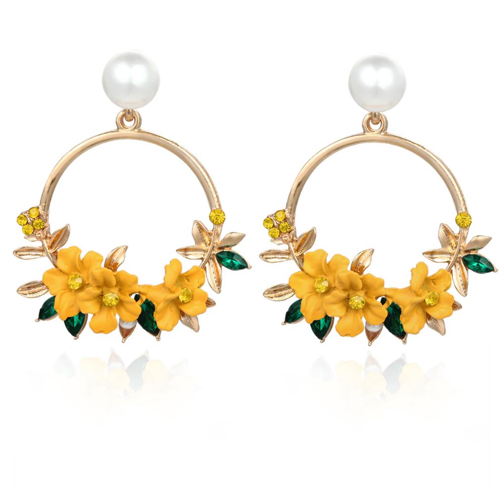 Eleganta örhängen i guld med blommor och pärlor