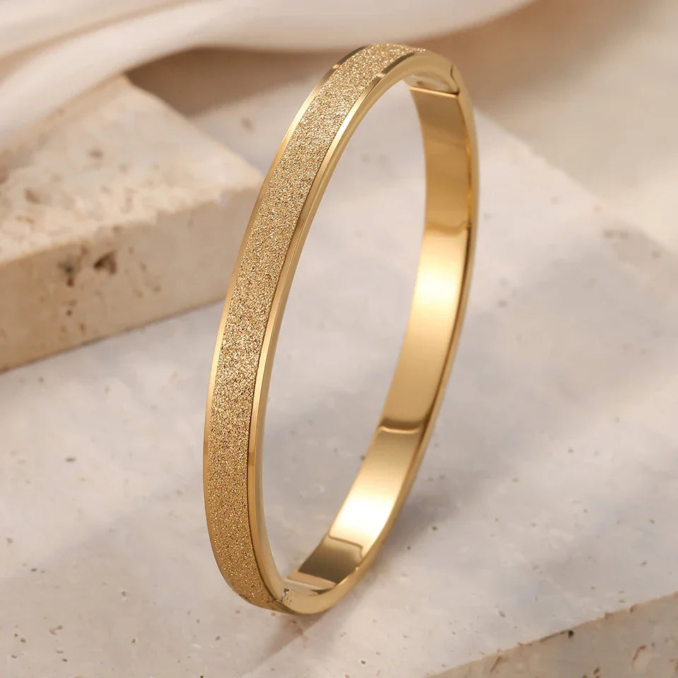 Eleganta minimalistiska guldarmband