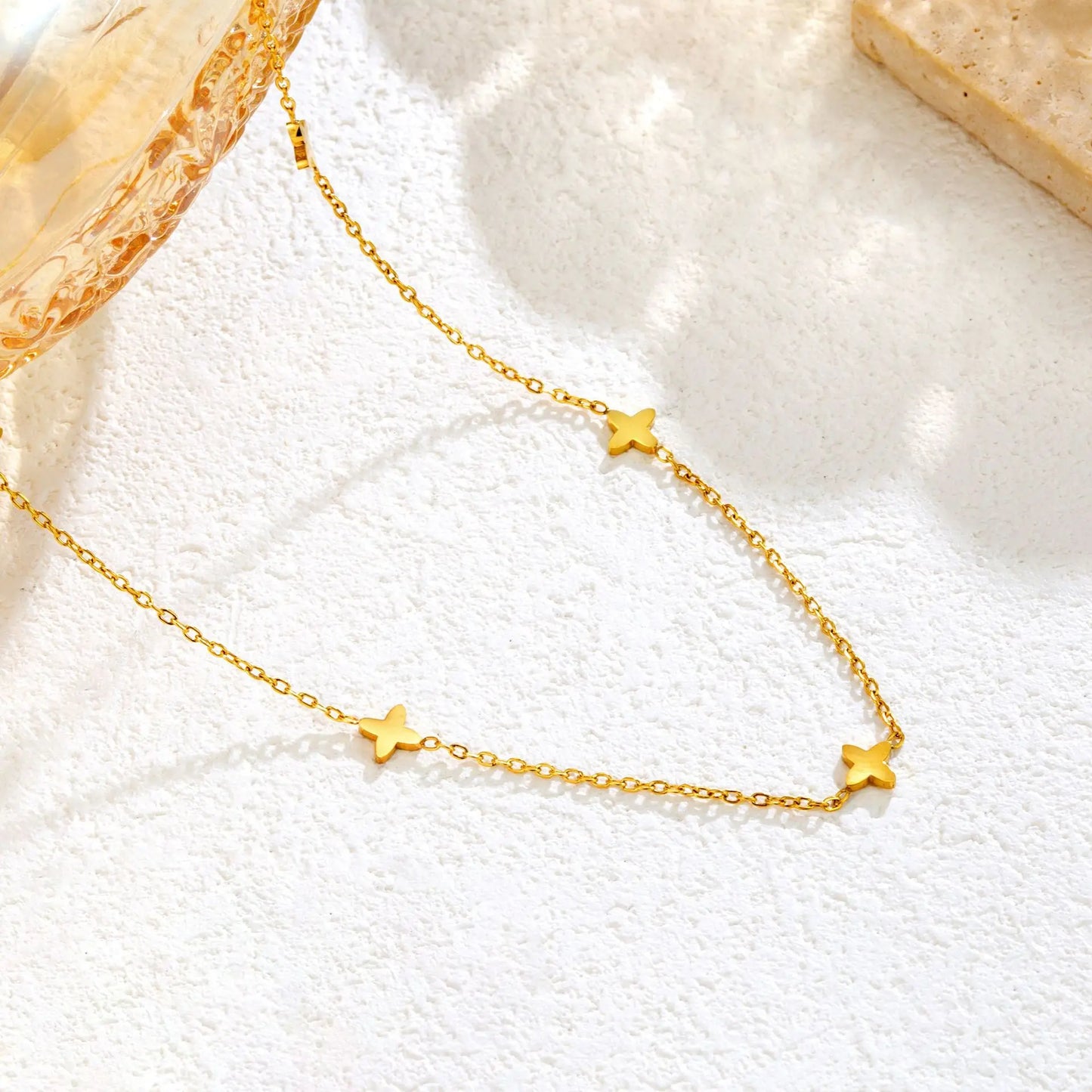 Halsband med gyllene stjärna och berlock