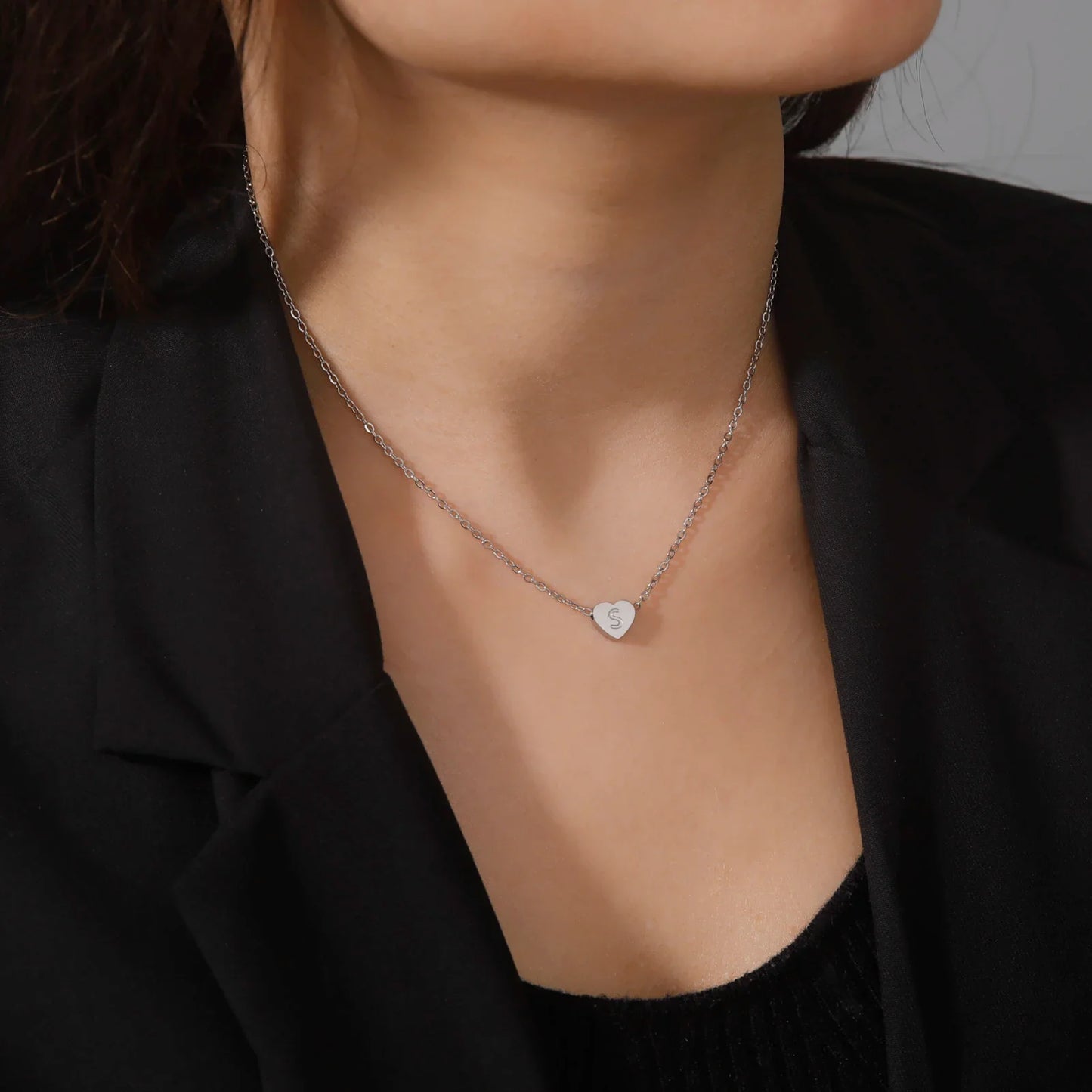 Romantiskt hjärtformad chokerhalsband med initialer