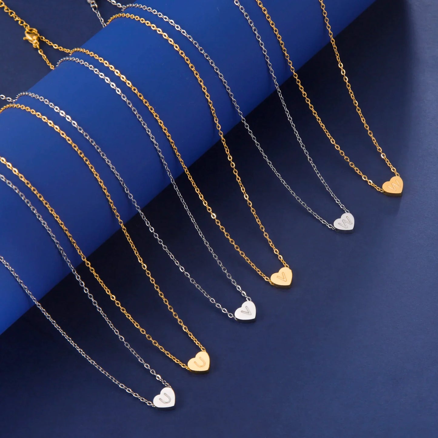 Romantiskt hjärtformad chokerhalsband med initialer