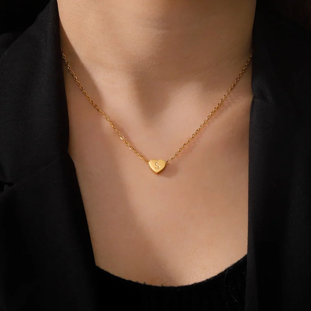 Romantiskt hjärtformad chokerhalsband med initialer