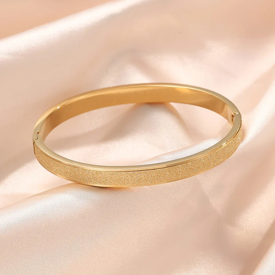 Eleganta minimalistiska guldarmband