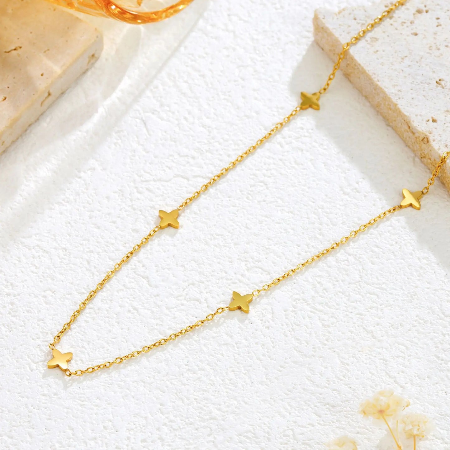 Halsband med gyllene stjärna och berlock