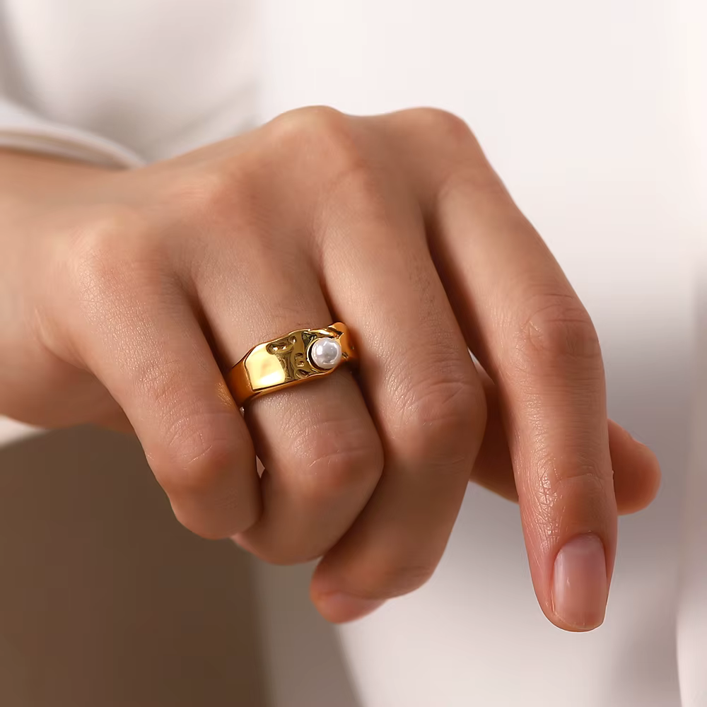 Elegant ring i naturlig guldpärla