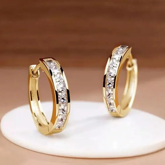 Eleganta örhängen i guld och kristall