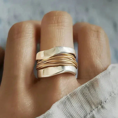 Silverring med gyllene tråddesign
