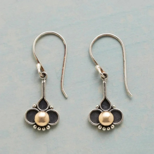 Eleganta örhängen i silver med klöverpärlor