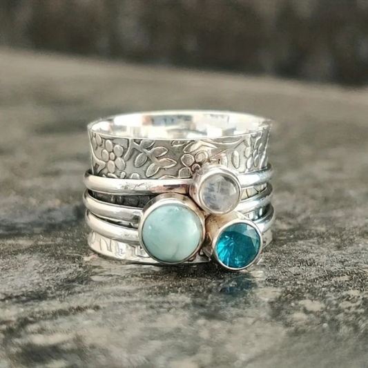 Elegant ring med naturlig blå sten
