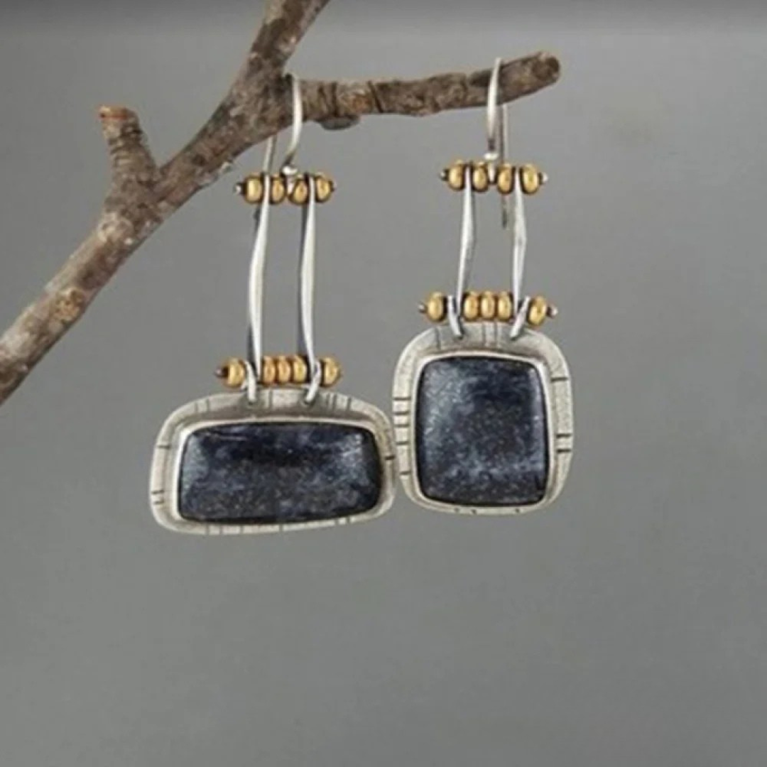Tidlösa silverörhängen i vintage-stil