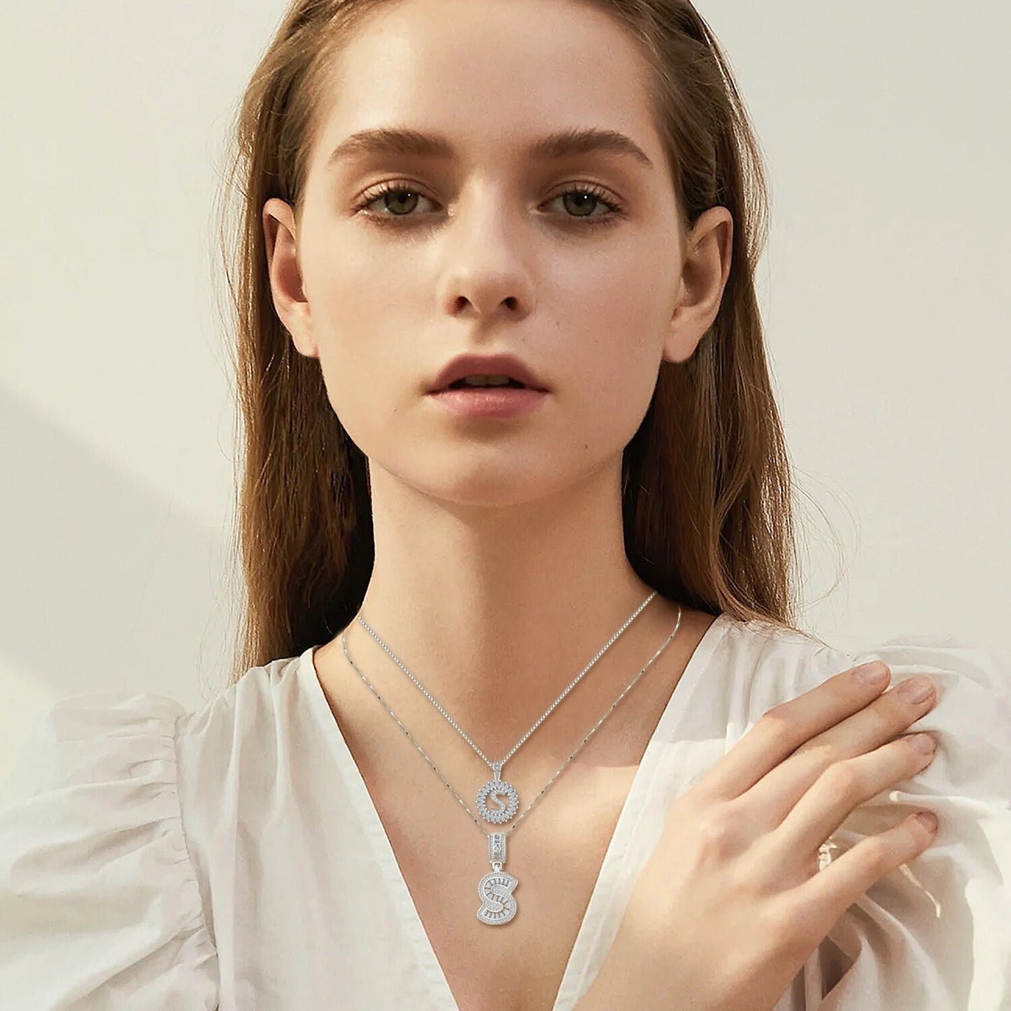 Halsband med bokstavsinitialer i moissanit | Vitt guld
