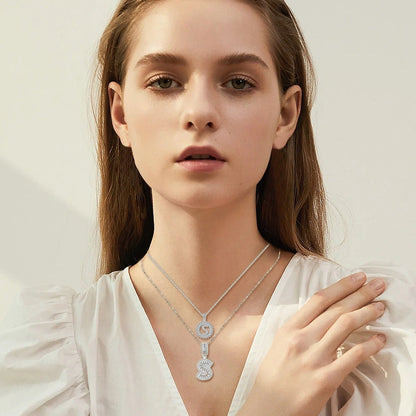 Halsband med bokstavsinitialer i moissanit | Vitt guld