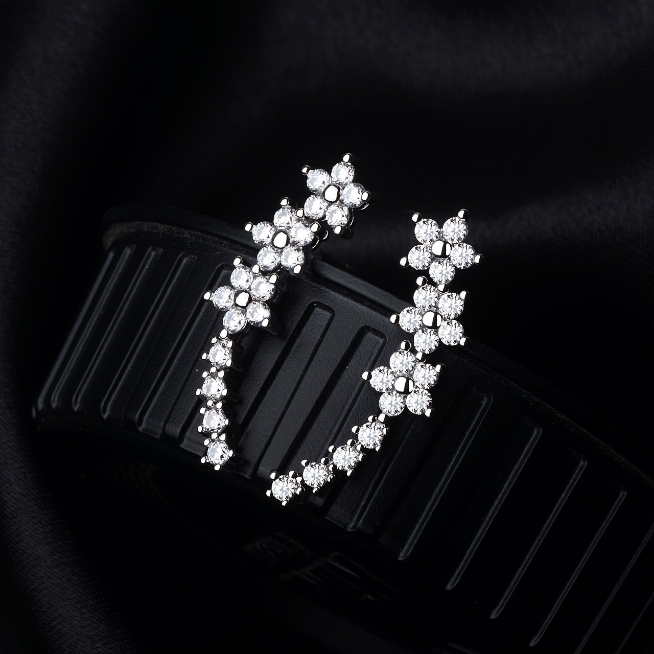 Lyxiga örhängen med blommig strass
