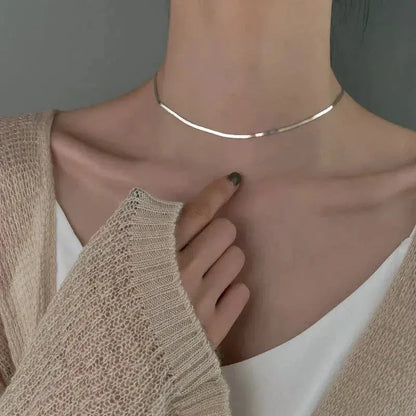 Elegant platt silverhalsband