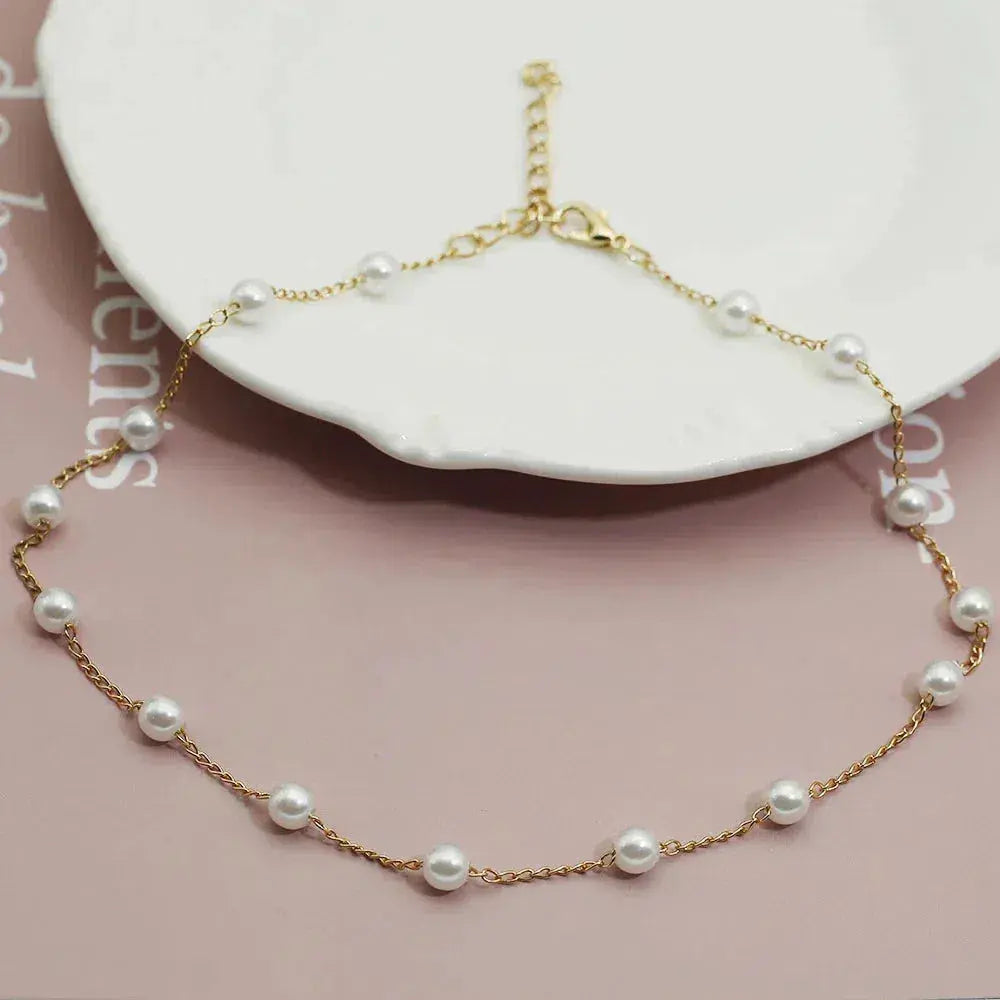 Elegant guldhalsband med pärlor