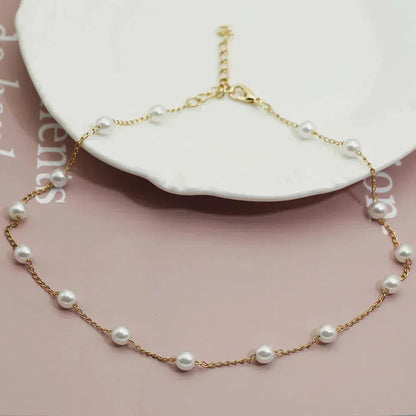 Elegant guldhalsband med pärlor