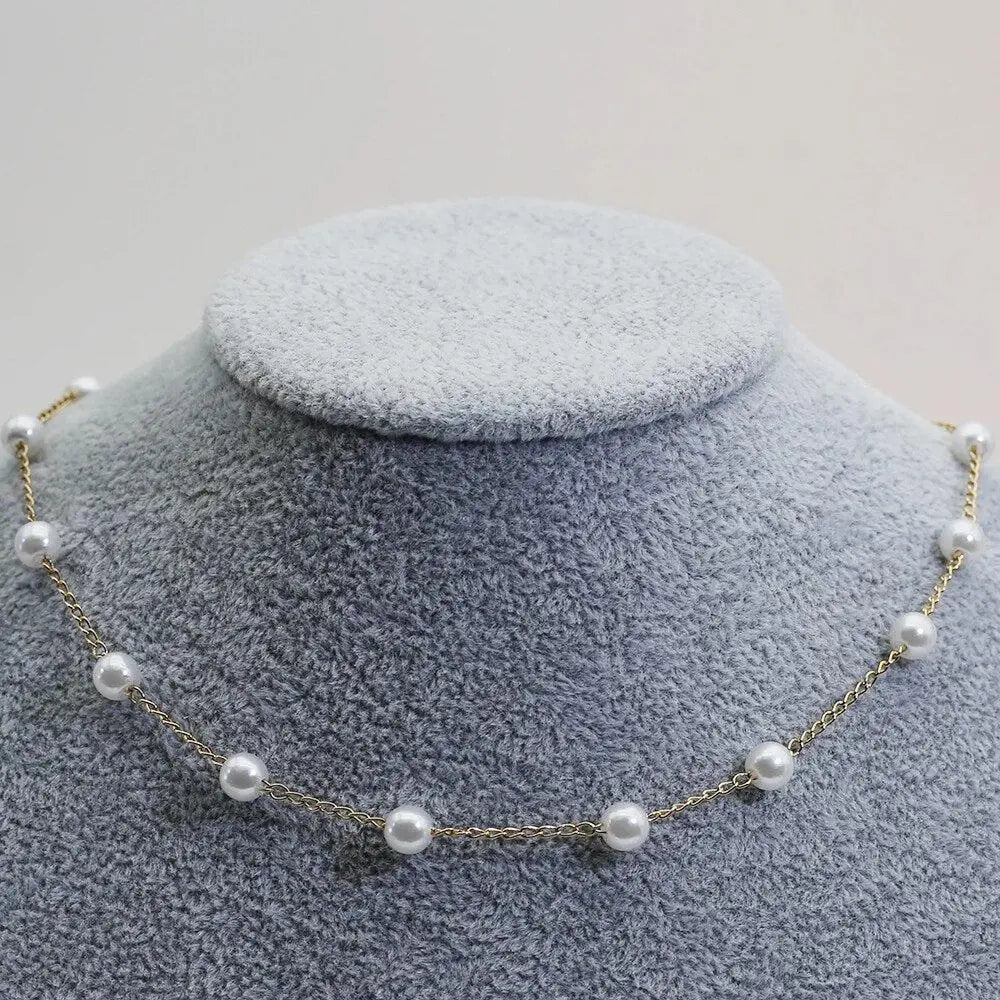 Elegant guldhalsband med pärlor