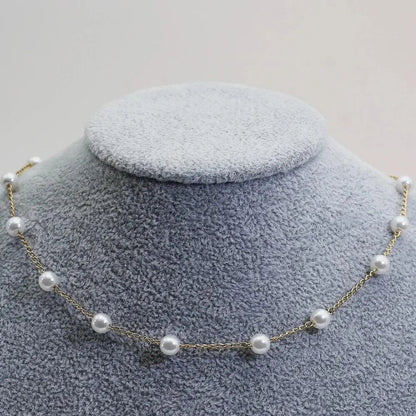 Elegant guldhalsband med pärlor