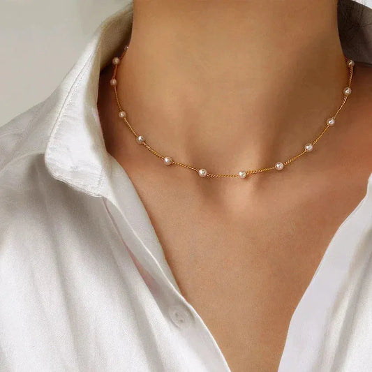 Elegant guldhalsband med pärlor