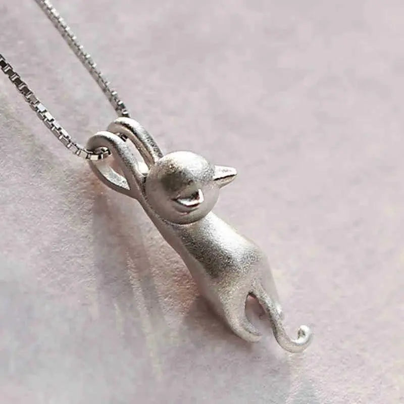 Halsband i 925 sterlingsilver med lekfull kattunge