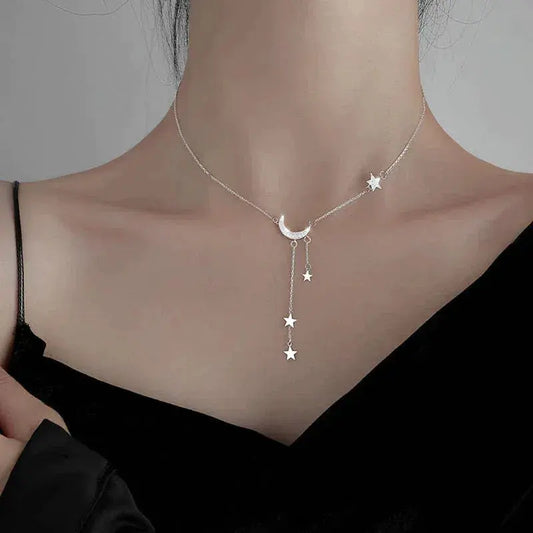 Elegant silverhalsband med måne och stjärnor