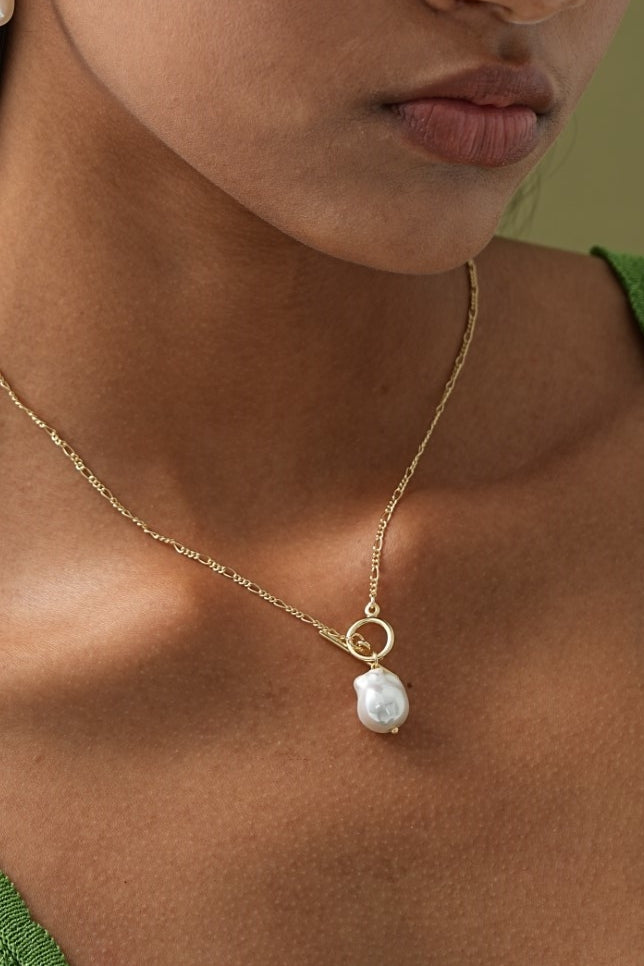 Elegant gyllene pärlhalsband