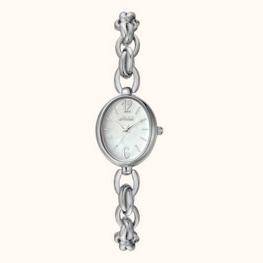Elegant silverfärgad klocka med berlocker