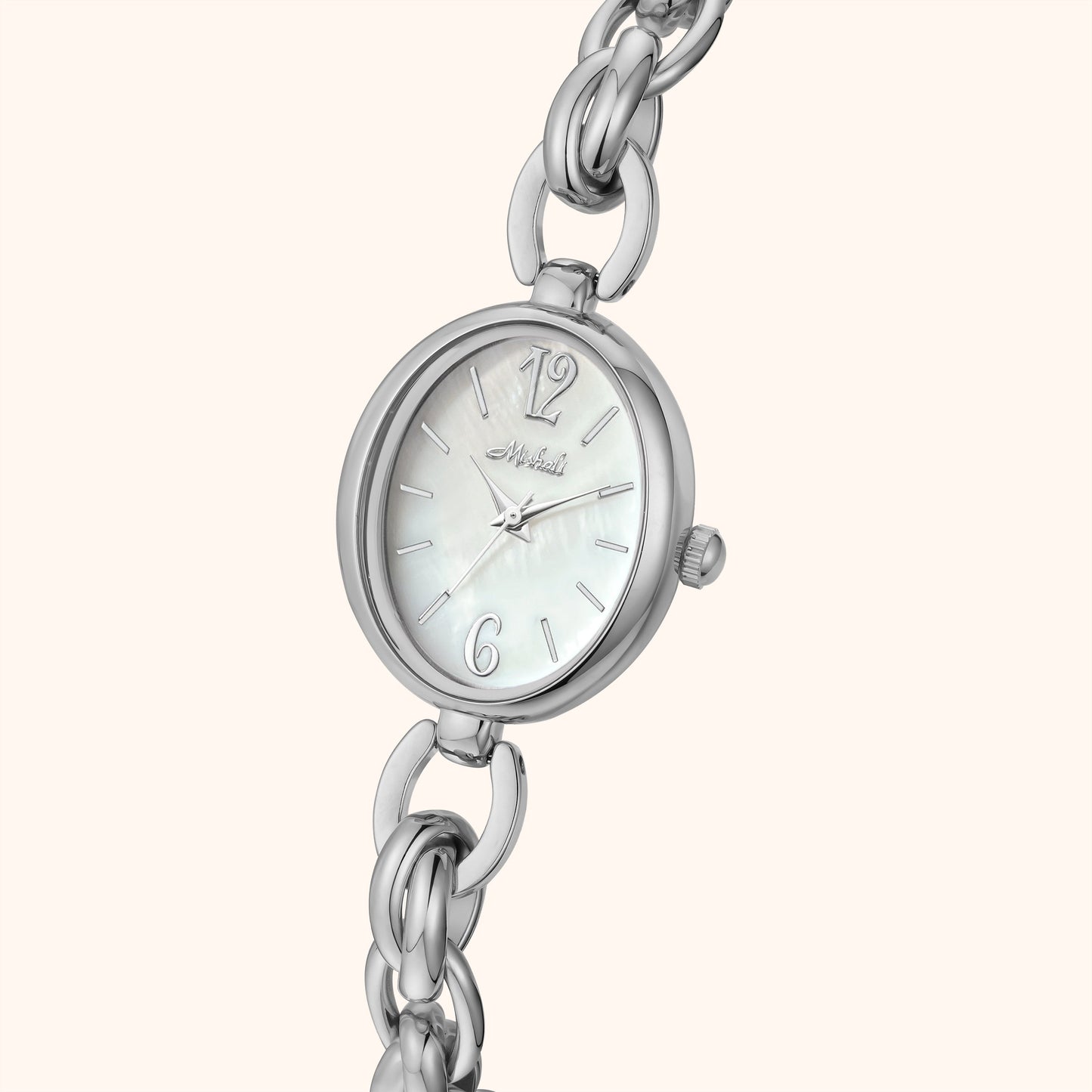 Elegant silverfärgad klocka med berlocker