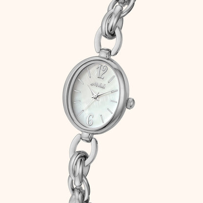 Elegant silverfärgad klocka med berlocker
