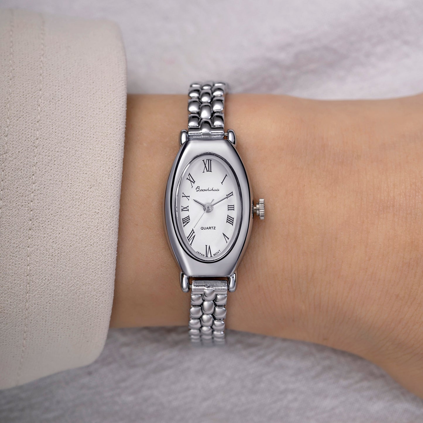 Klassisk minimalistisk silverklocka