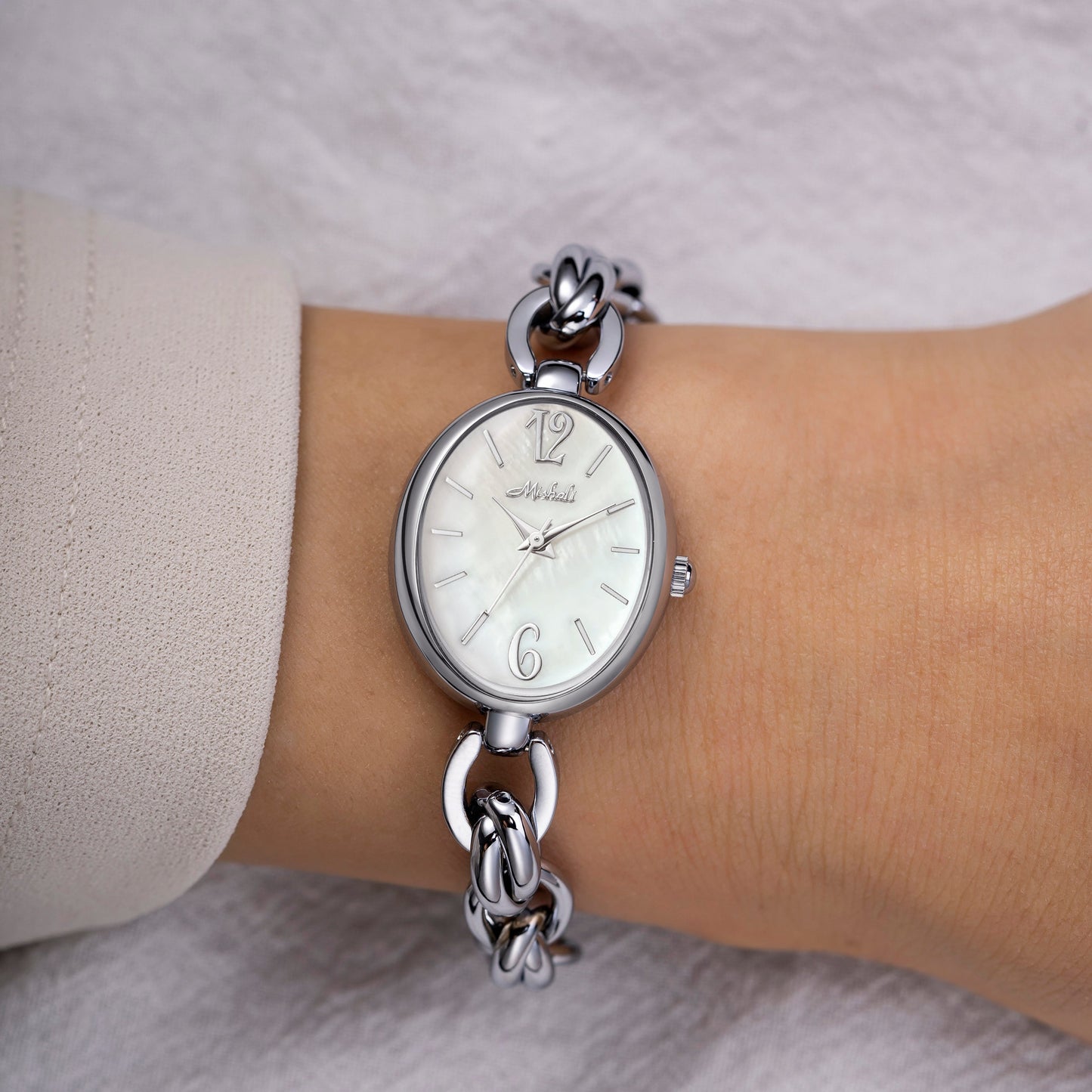 Elegant silverfärgad klocka med berlocker
