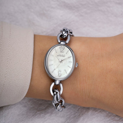 Elegant silverfärgad klocka med berlocker