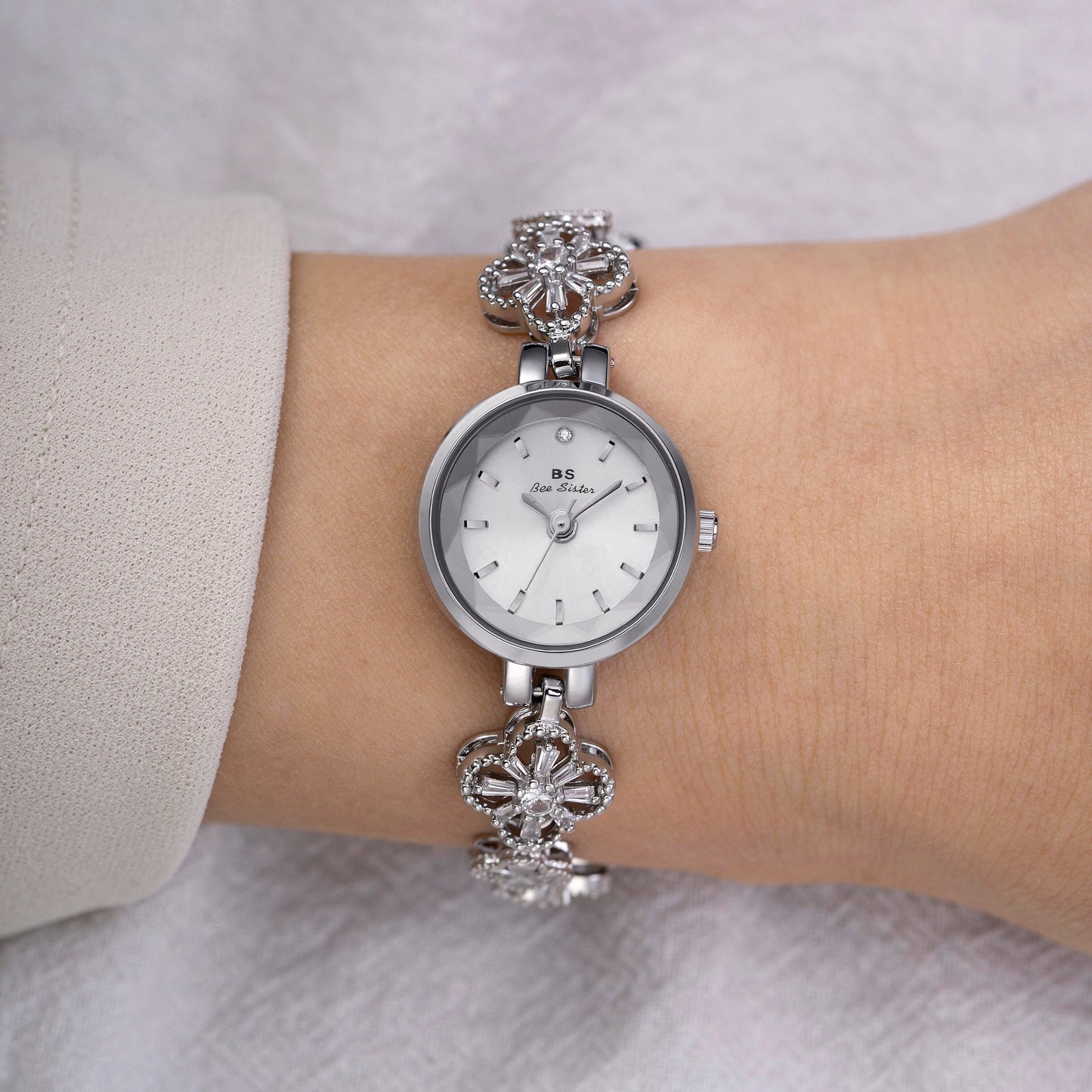 Silverfärgad blommig armbandsklocka