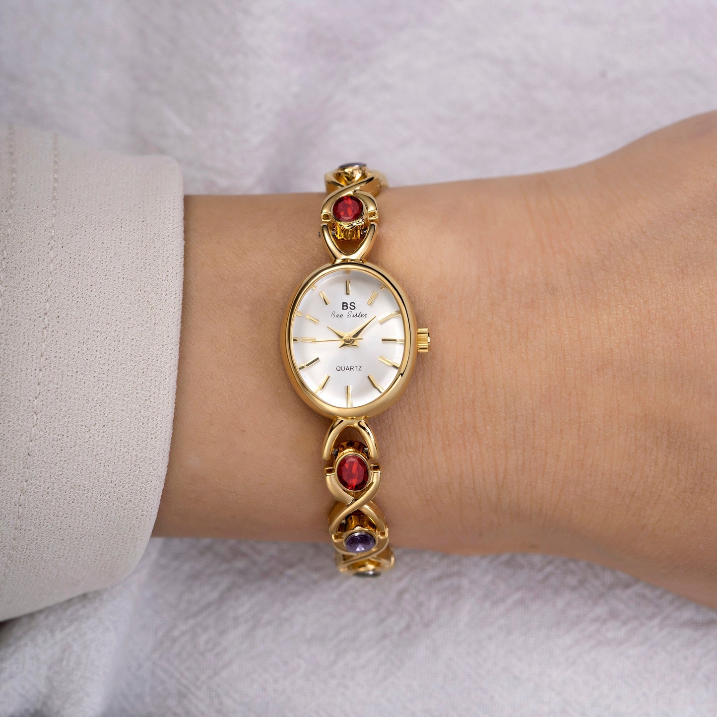 Armbandsklocka med ädelstenar och guld