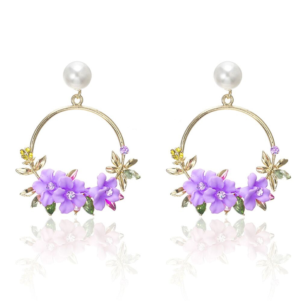Eleganta örhängen i guld med blommor och pärlor