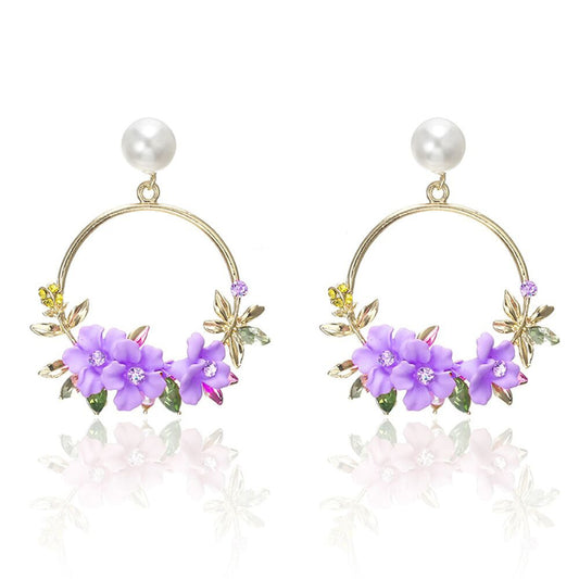 Eleganta örhängen i guld med blommor och pärlor