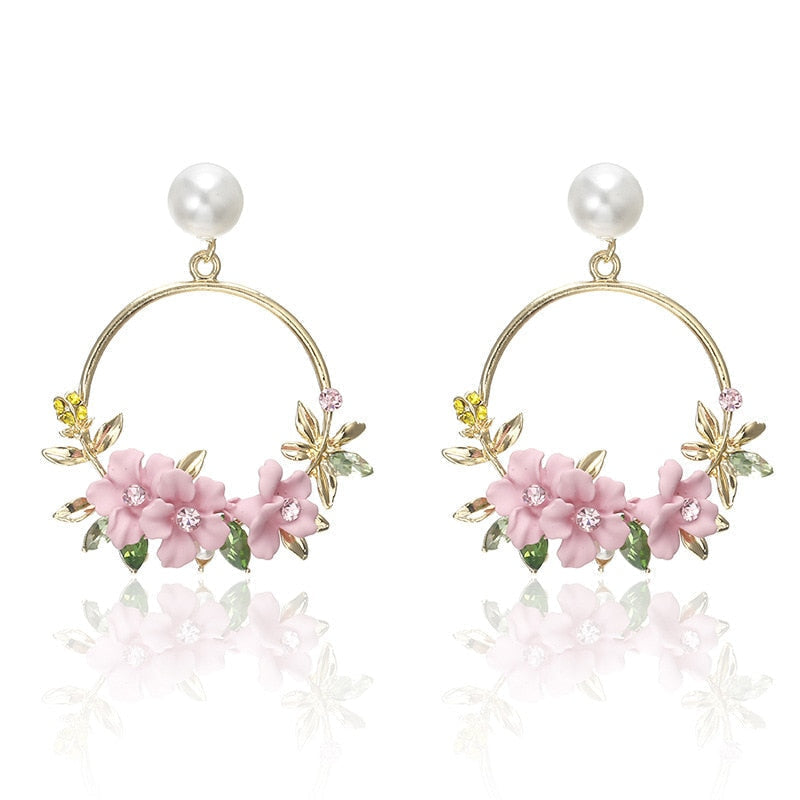 Eleganta örhängen i guld med blommor och pärlor