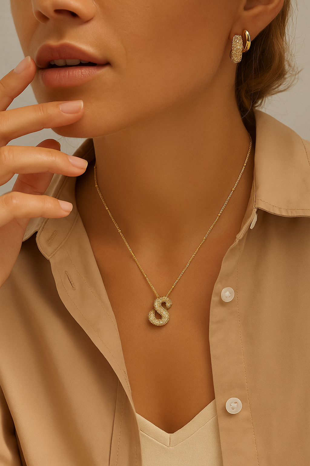 Halsband med gyllene bokstavsinitialer
