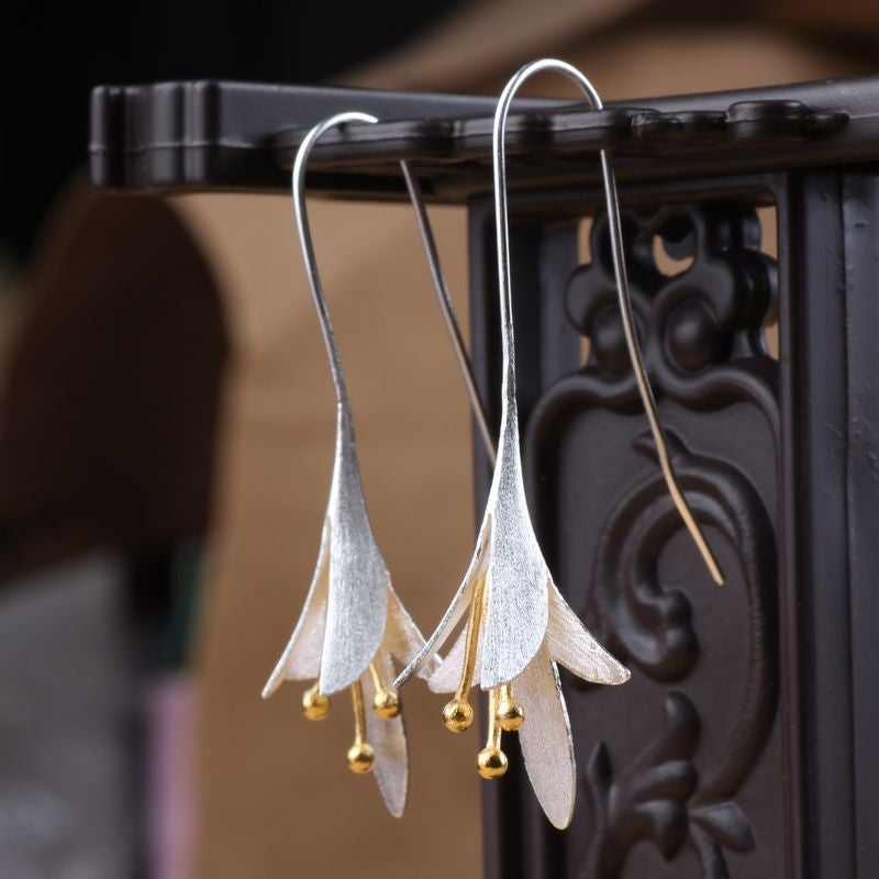 Eleganta silverörhängen med blommor 
