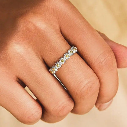 Silverring med prästkrage och handmålad emalj