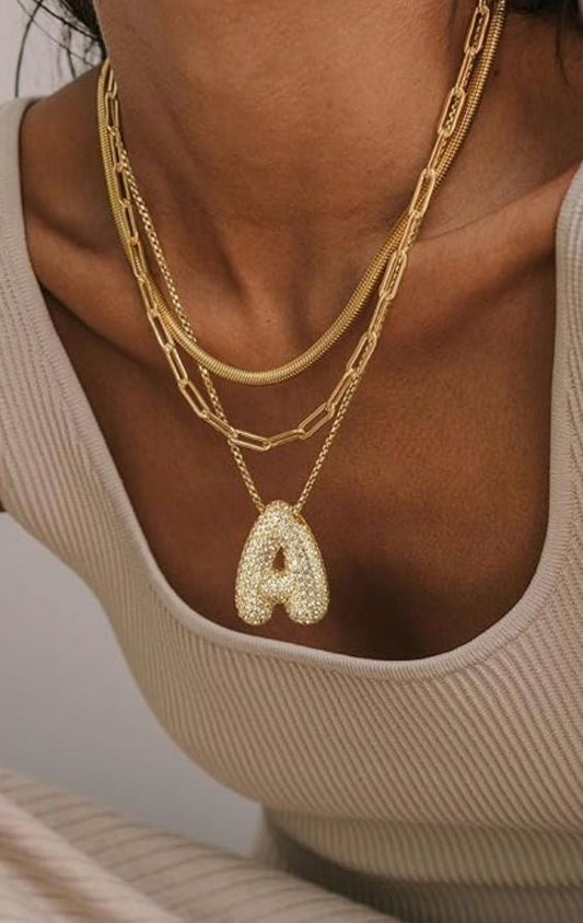 Halsband med gyllene bokstavsinitialer
