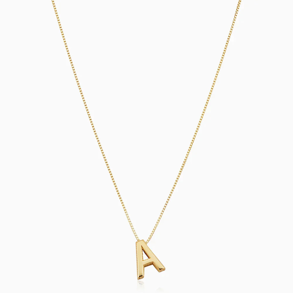 Halsband med kärleksbrevinitialer