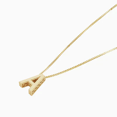 Halsband med kärleksbrevinitialer