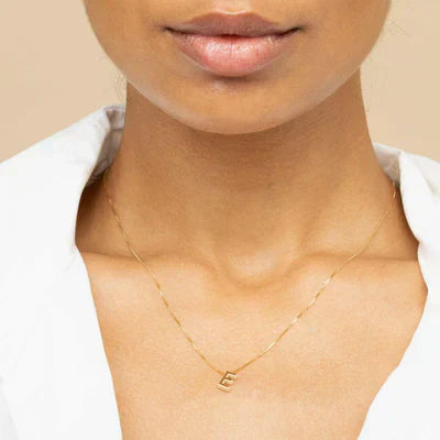 Halsband med kärleksbrevinitialer