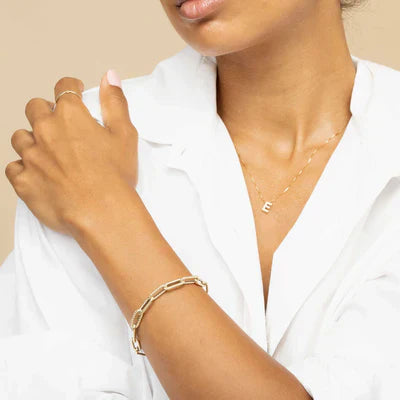 Halsband med kärleksbrevinitialer