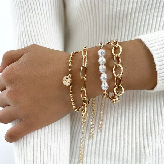 Charmigt armbandsset med guldpärlor 