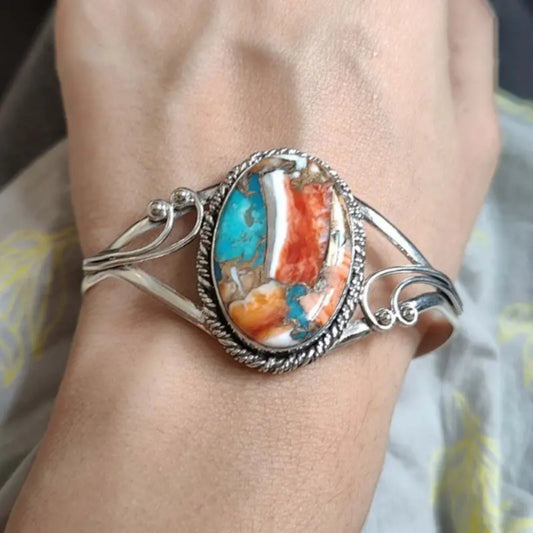 Armbandsdesign med ljusa ädelstenar