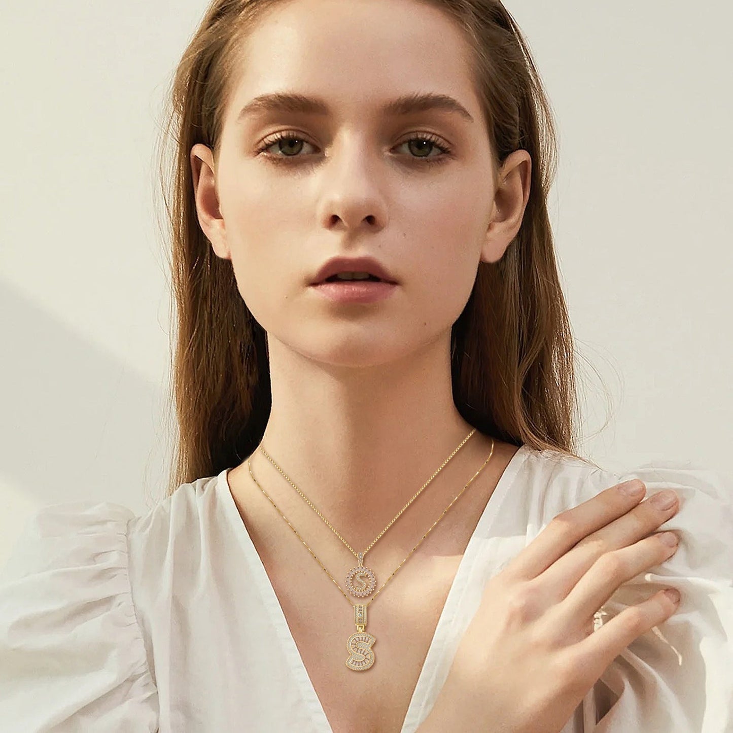 Halsband med bokstavsinitialer i moissanit