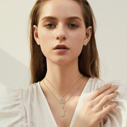 Halsband med bokstavsinitialer i moissanit